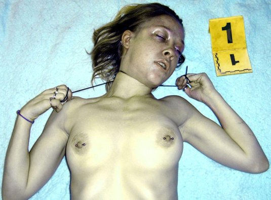 Застрелянные голые женщины