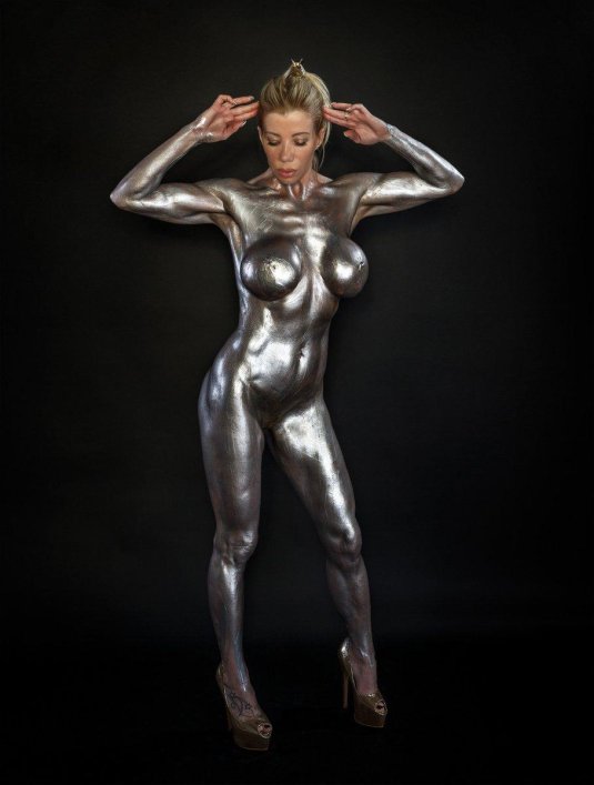 Голые в краске металлик