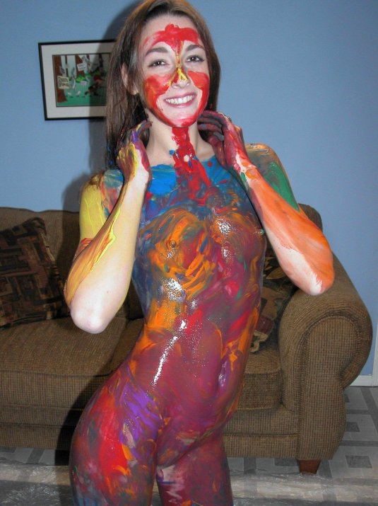 Голая в краске