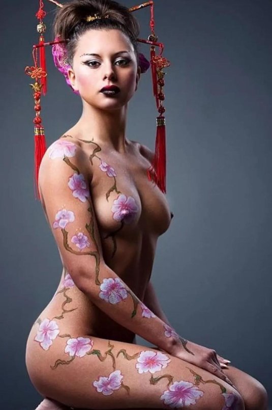 Голые бодиарт