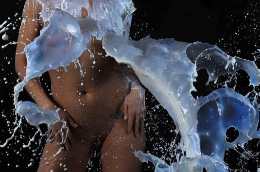 Голые девушки в молоке