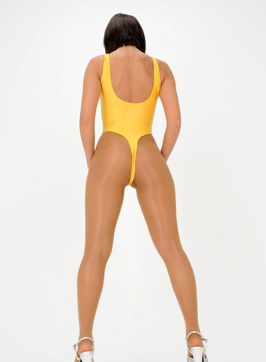 Купальник с высоким вырезом