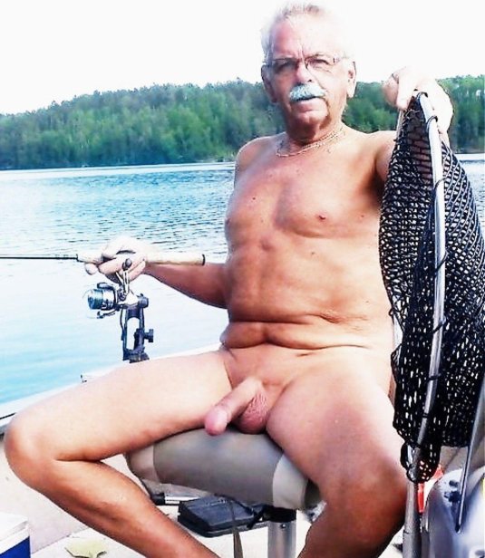 Голый дед на пляже