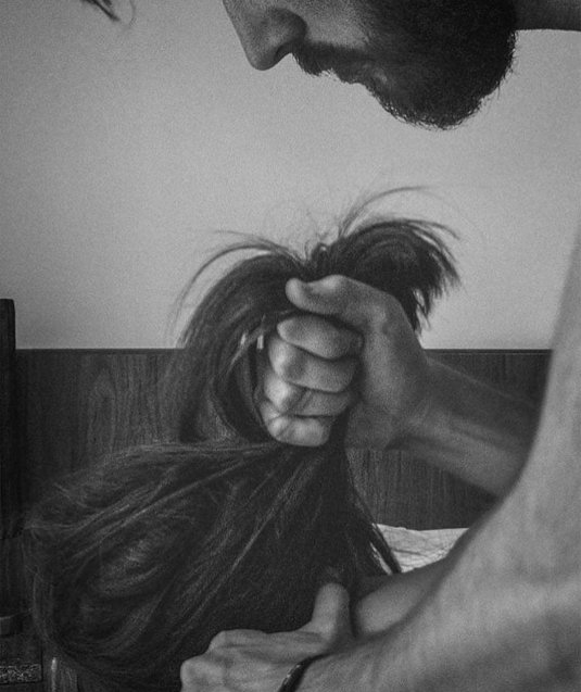 Держать за волосы