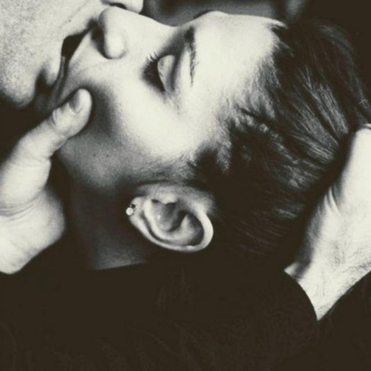 Страстный поцелуй