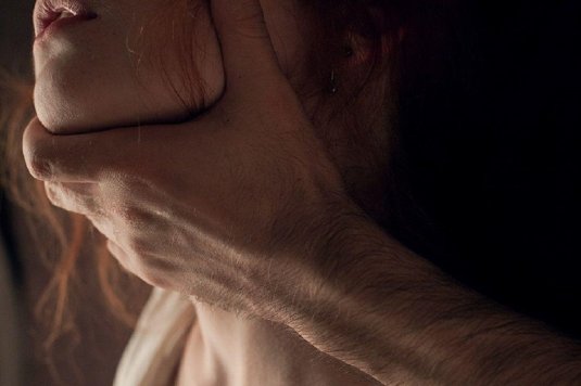 Мужские руки на шее