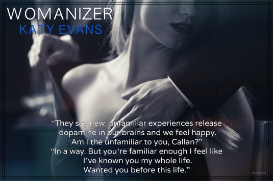 Девушка расстегивает