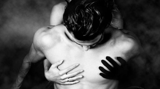 Девушка царапает спину парню