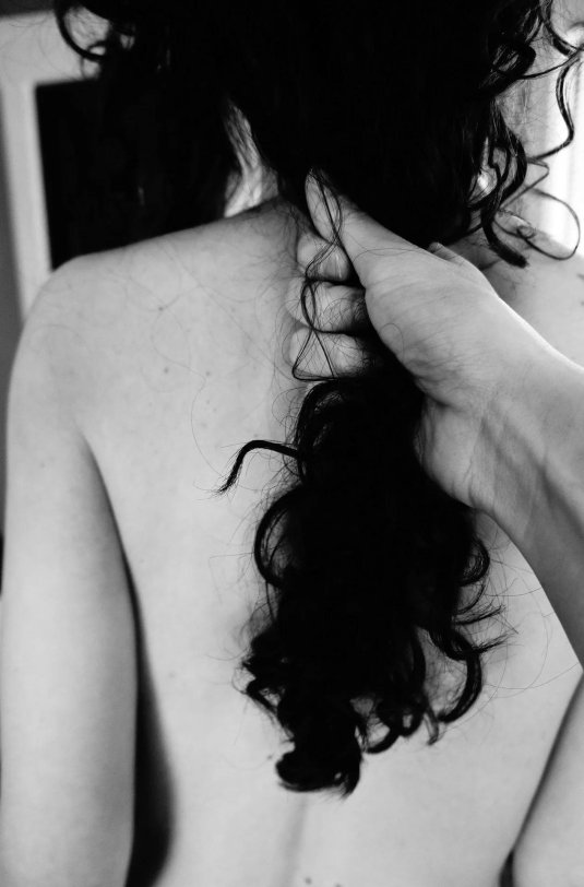 Девушка волосы чб