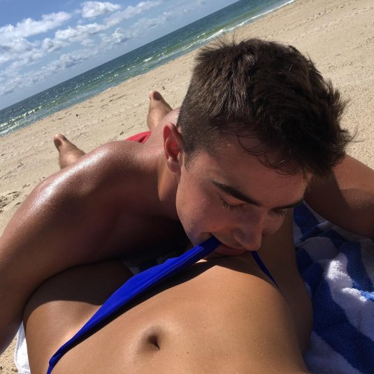 Красиво лижет на пляже