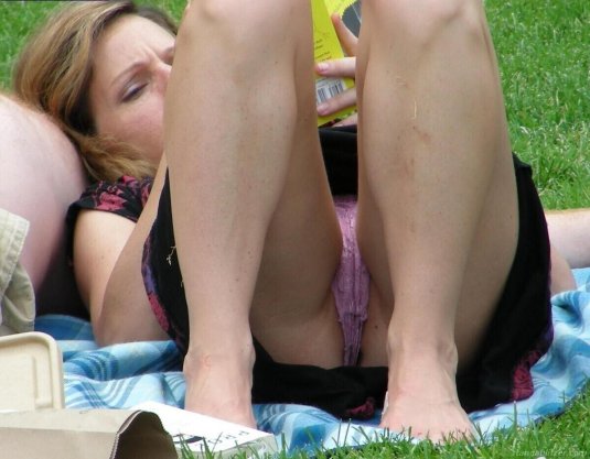 Девушка засветила трусики