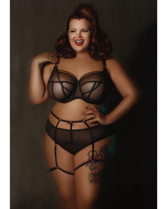 Plus size джорджина хорн в чулках