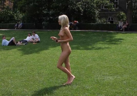 Голышом на публике