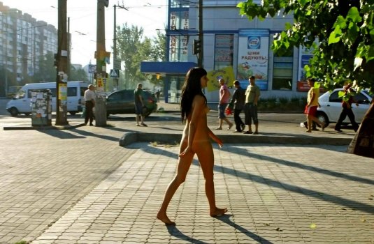 Девушка голая ходит по улице