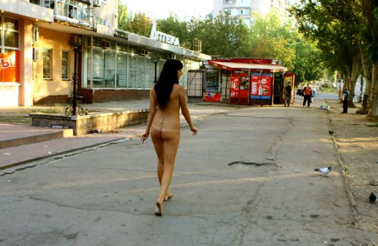 Ходит голая по улице