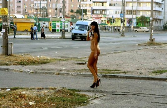 Голые девушки на улицах