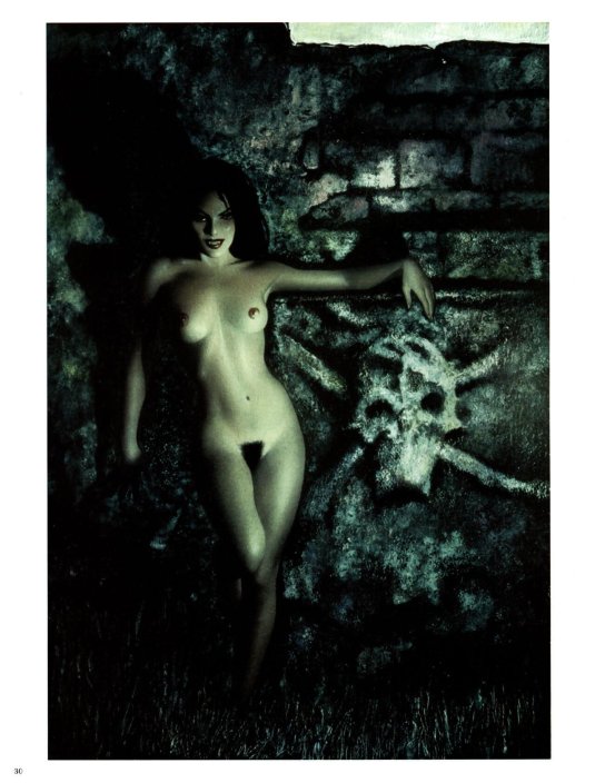 Мистическая девушка ню