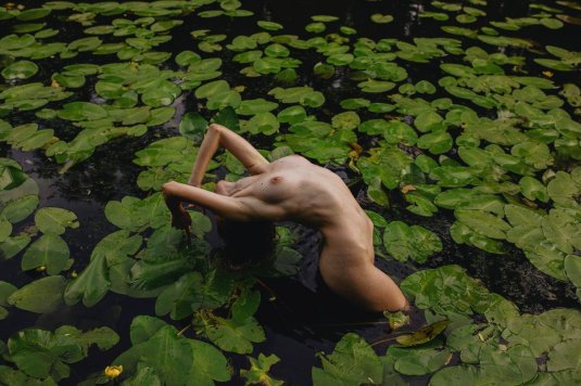 Голые девушки в болоте