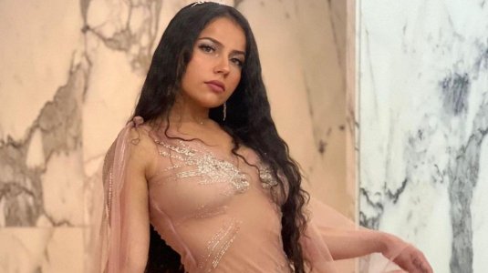 В прозрачном платье